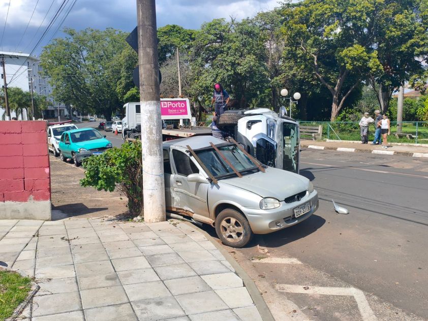 ​Acidente com Hilux tirada da concessionária no Lavapés.