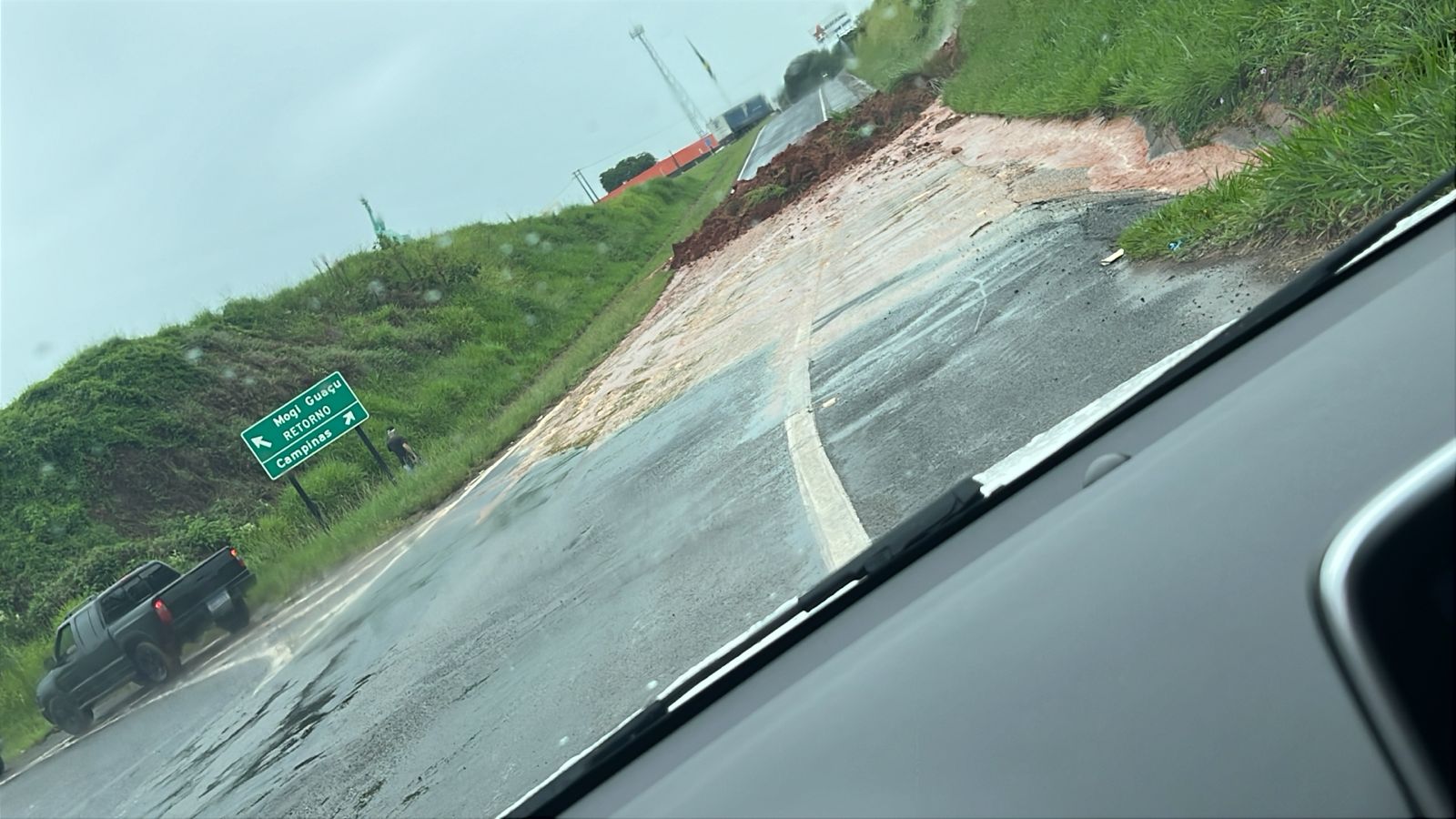 ​Rompimento de adutora interdita acesso a SP 340 e pode causar falta de água.