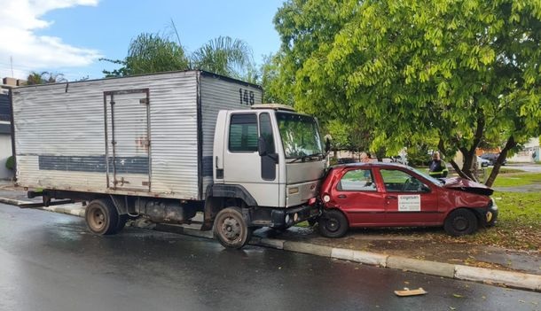 Caminhão  sem motorista provoca acidente em Mogi Mirim
