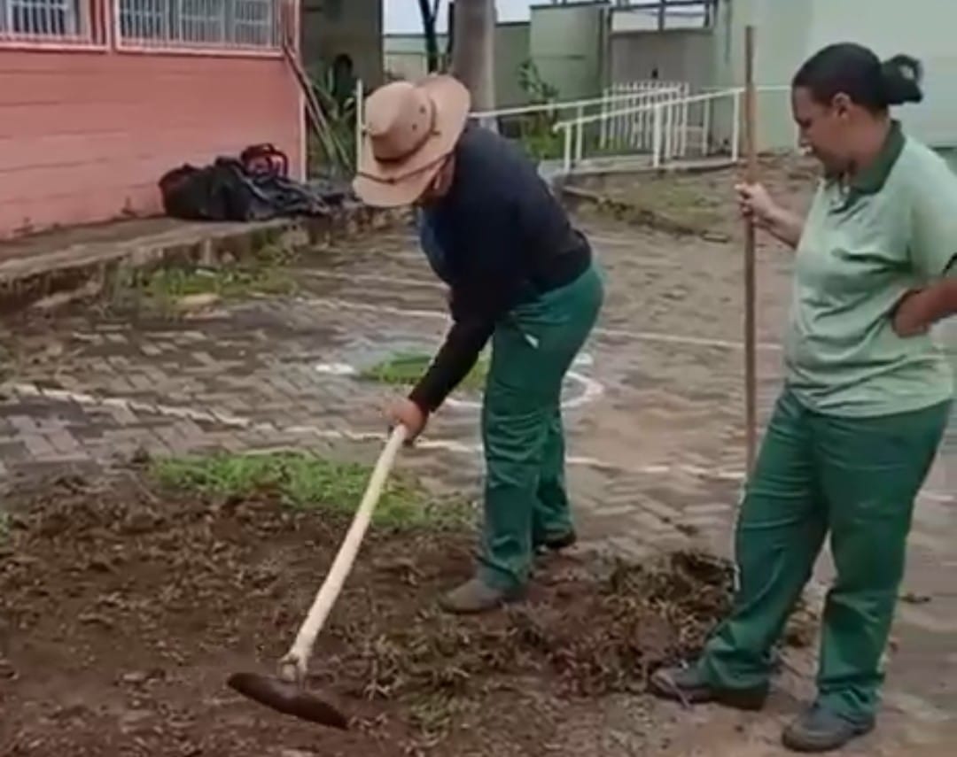 ​Dia do Servidor Público: equipe do CEMMIL realiza mutirão de limpeza nas escolas