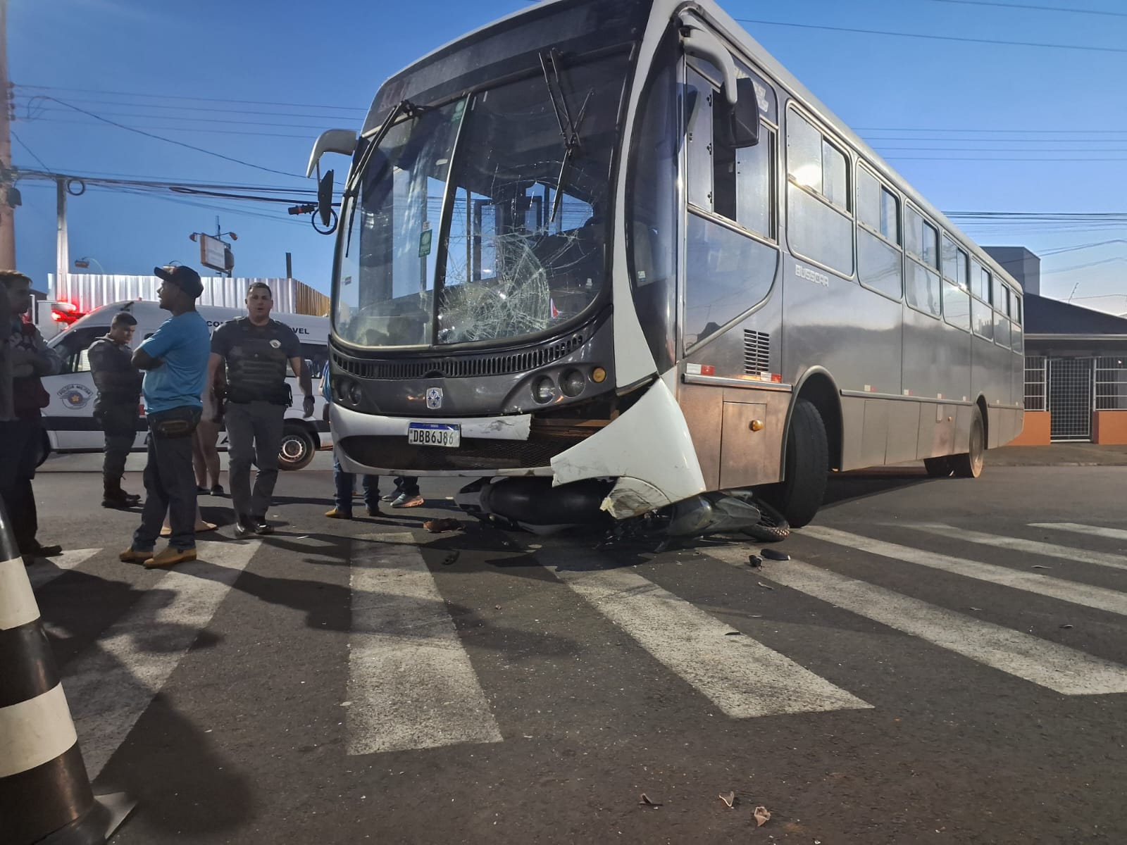 Acidente  com moto e onibus  é registrado na Vila Dias