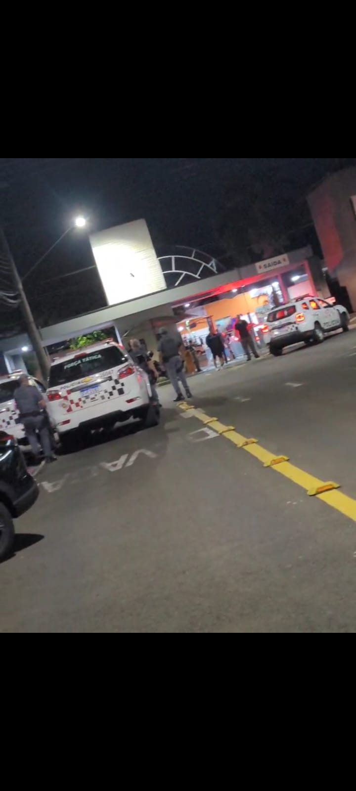 Agora: Bandidos invadem o Atacadão e policiais estão a procura