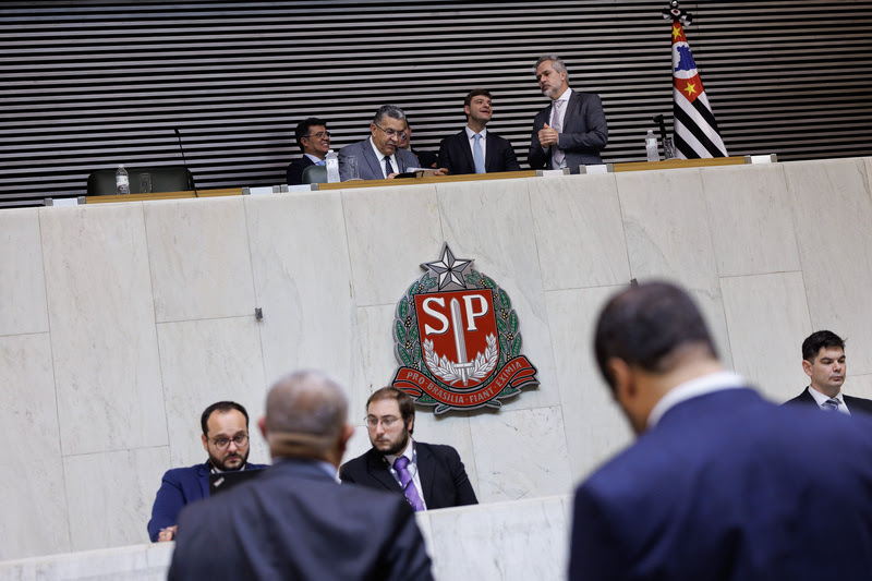 Alesp aprova ampliação da licença-paternidade de servidores publicos