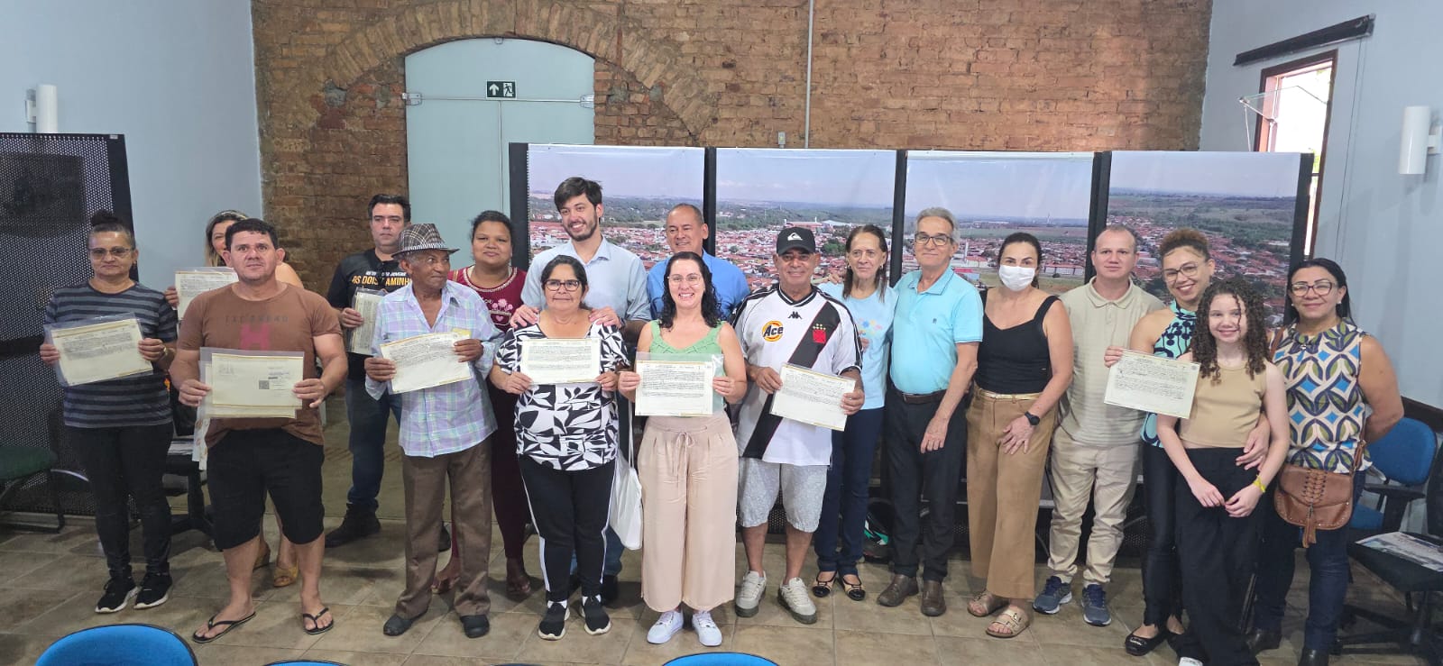 Moradores receberam  as  matrículas de lotes no Parque das Laranjeiras e Jardim Europa
