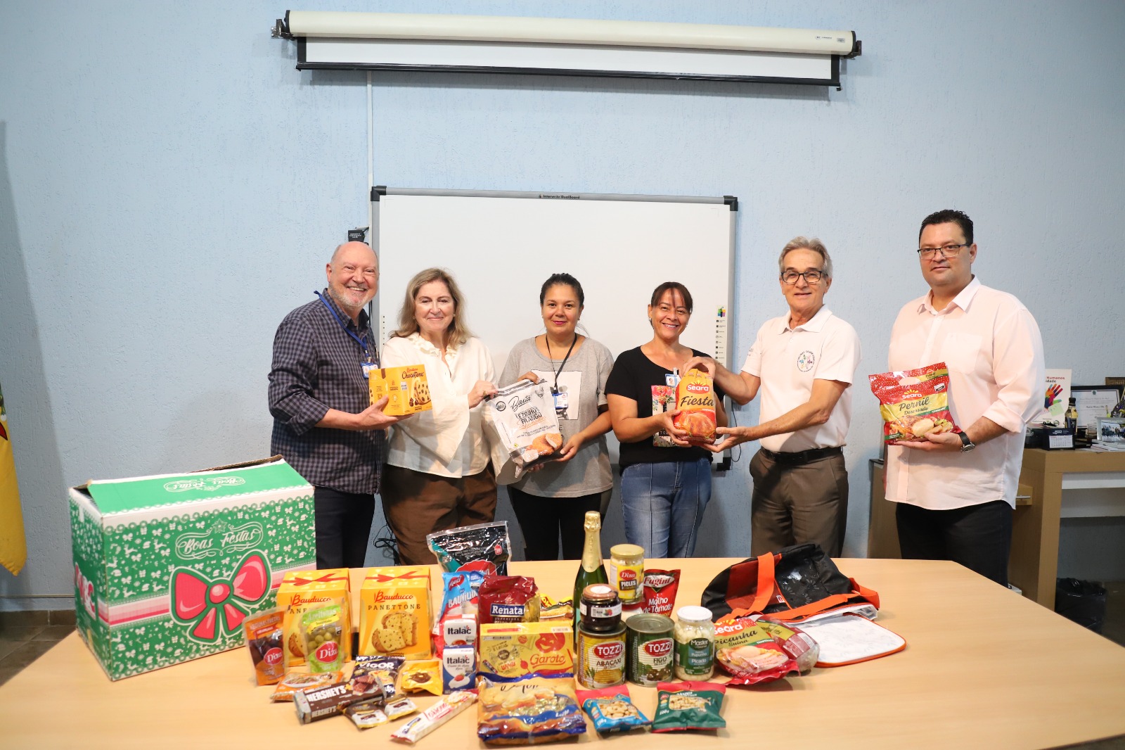 PREFEITURA PROMOVE A ENTREGA DE CESTAS DE NATAL AOS SERVIDORES