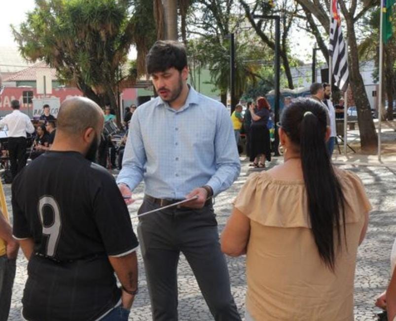 Em ritmo de campanha:  Vereador Gasparini agita desfile da Independência e pede escola em tempo integral