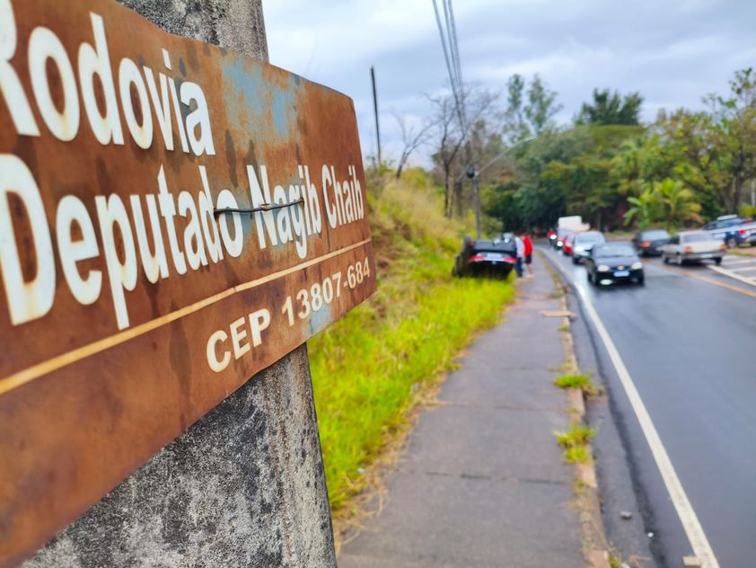 Carro capota perto de ponte interditada