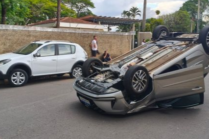 ​Idoso capota o carro em Mogi Mirim