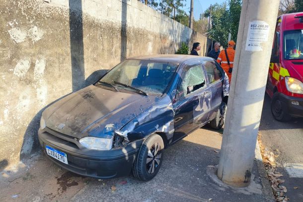 Carro bate em muro de Condominio