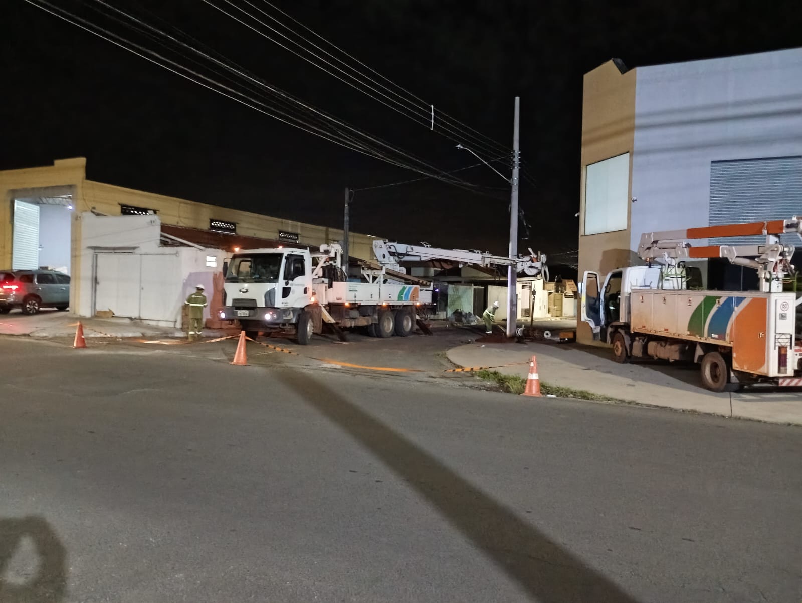 ​Moradores do Parque da Imprensa são surpreendidos com troca de poste e ficam sem energia