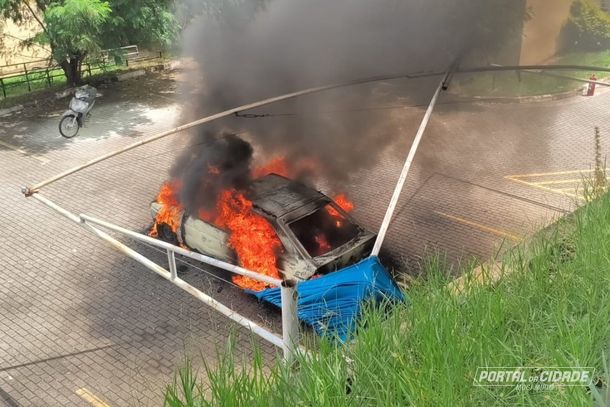 Carro é incendiado após discussão entre casal e causa pânico .